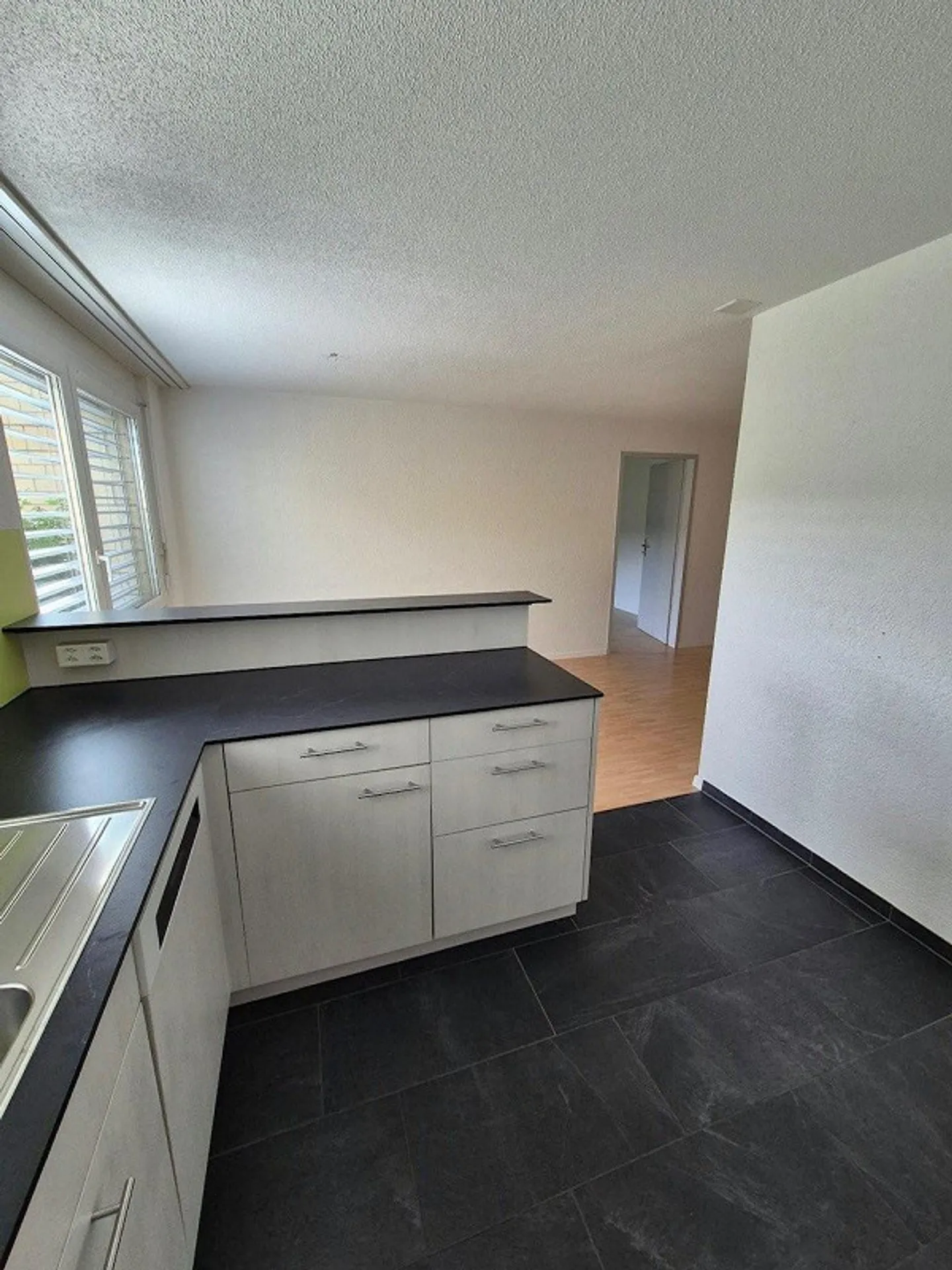 Appartement moderne de 4,5 pièces avec terrasse spacieuse - Photo 2 sur 13