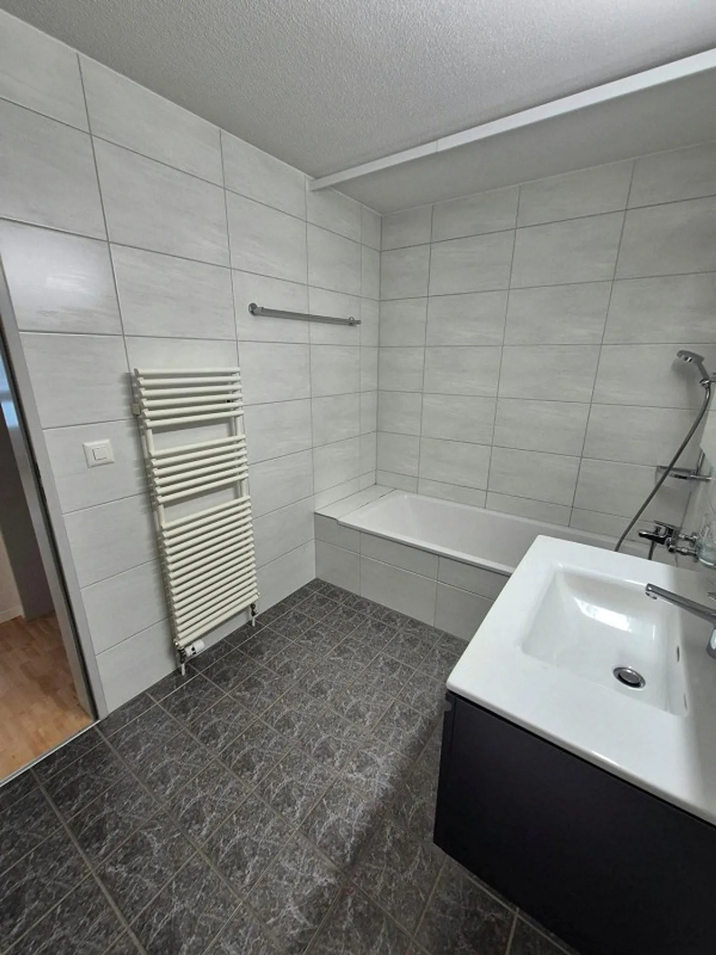 Appartement moderne de 4,5 pièces avec terrasse spacieuse - Photo 5 sur 13