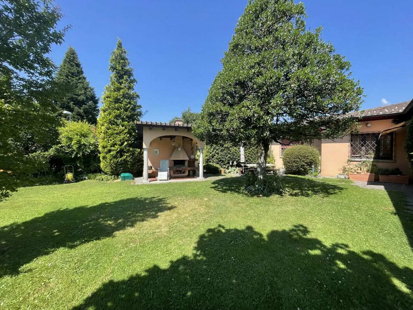 GENTILINO I VIVERE IMMERSI NEL VERDE | Gentilino I Villa surrounded by greenery in residential area | Gentilino I Villa im Grünen in einer Wohngegend | Gentilino I Villa entourée de verdure dans un quartier résidentiel - Foto 8 di 13