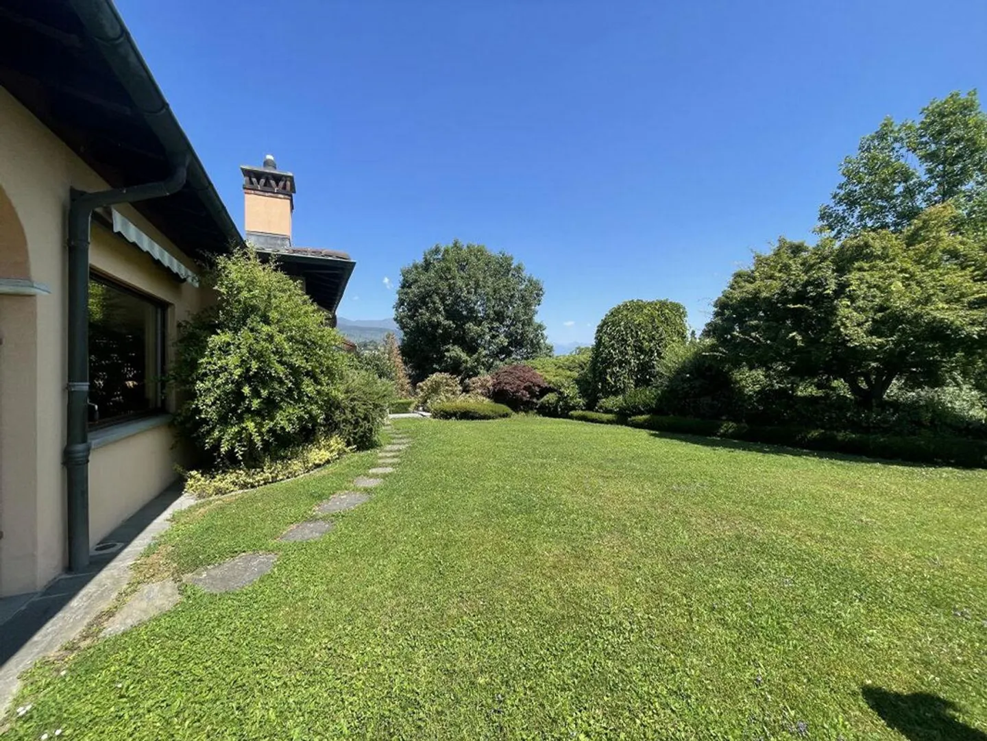 GENTILINO I VIVERE IMMERSI NEL VERDE | Gentilino I Villa surrounded by greenery in residential area | Gentilino I Villa im Grünen in einer Wohngegend | Gentilino I Villa entourée de verdure dans un quartier résidentiel - Foto 12 di 13