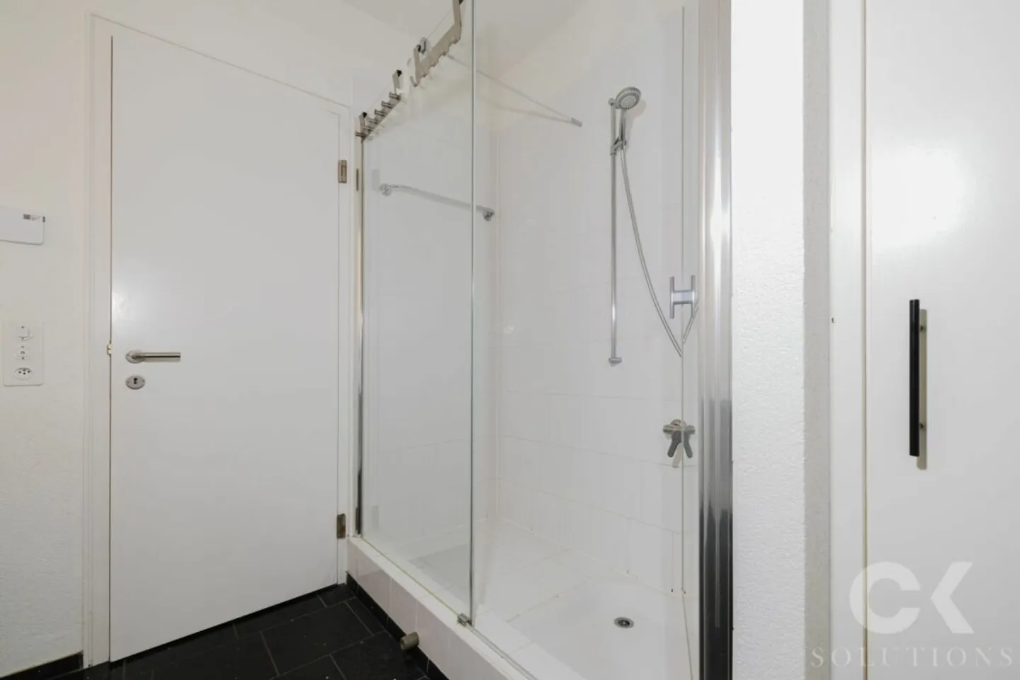 Grosszügige 5-Zimmer-Gartenwohnung in Oberwil - Wohnen mit Stil, Raum und Natur - Foto 12 von 14