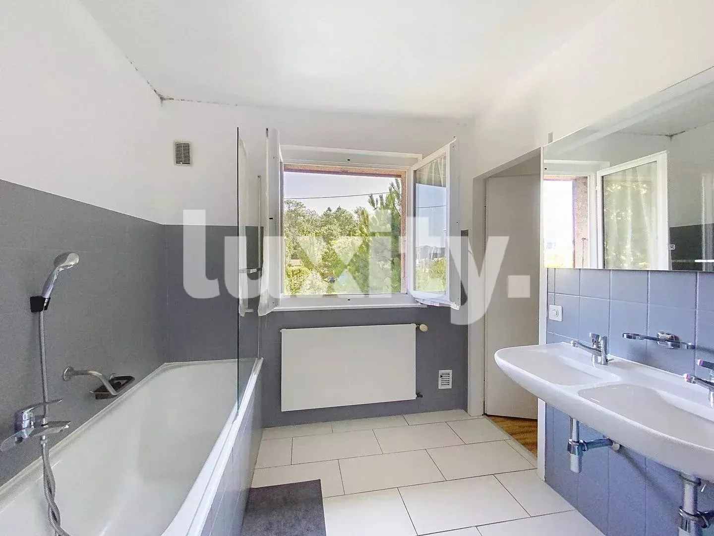 In affitto - Incantevole villa di 5,5 stanze con grande giardino a Cointrin - Foto 5 di 8