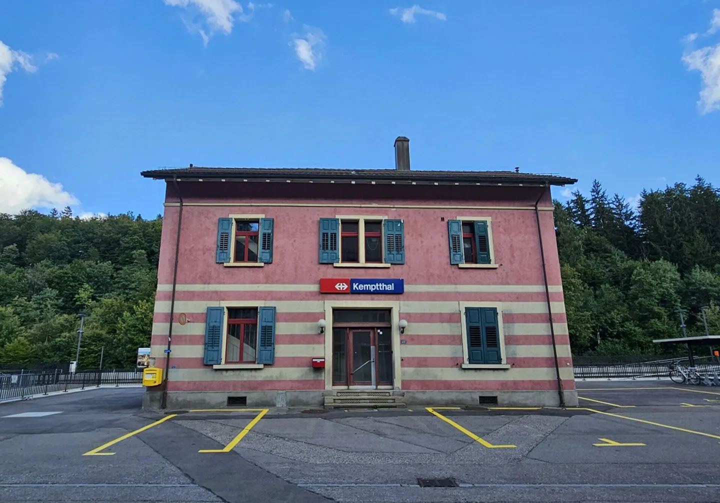 Interesting rental space at Kemptthal train station - Photo 1 of 3