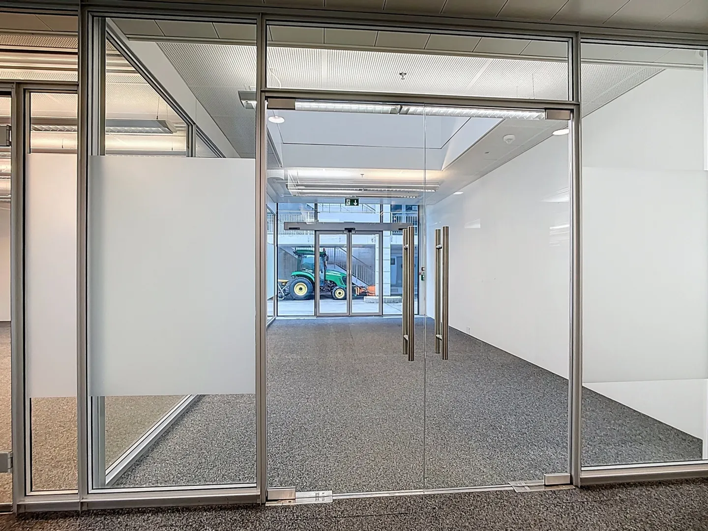 Commercial space of approx. 1450 m² on the ground floor - Photo 4 of 22