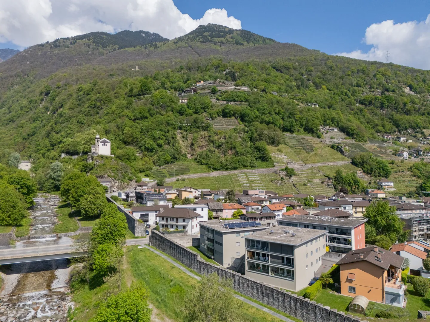 Nous vendons un bel appartement de 4,5 pièces à Monte Carasso, entouré par les murs de la ville - Photo 2 sur 17