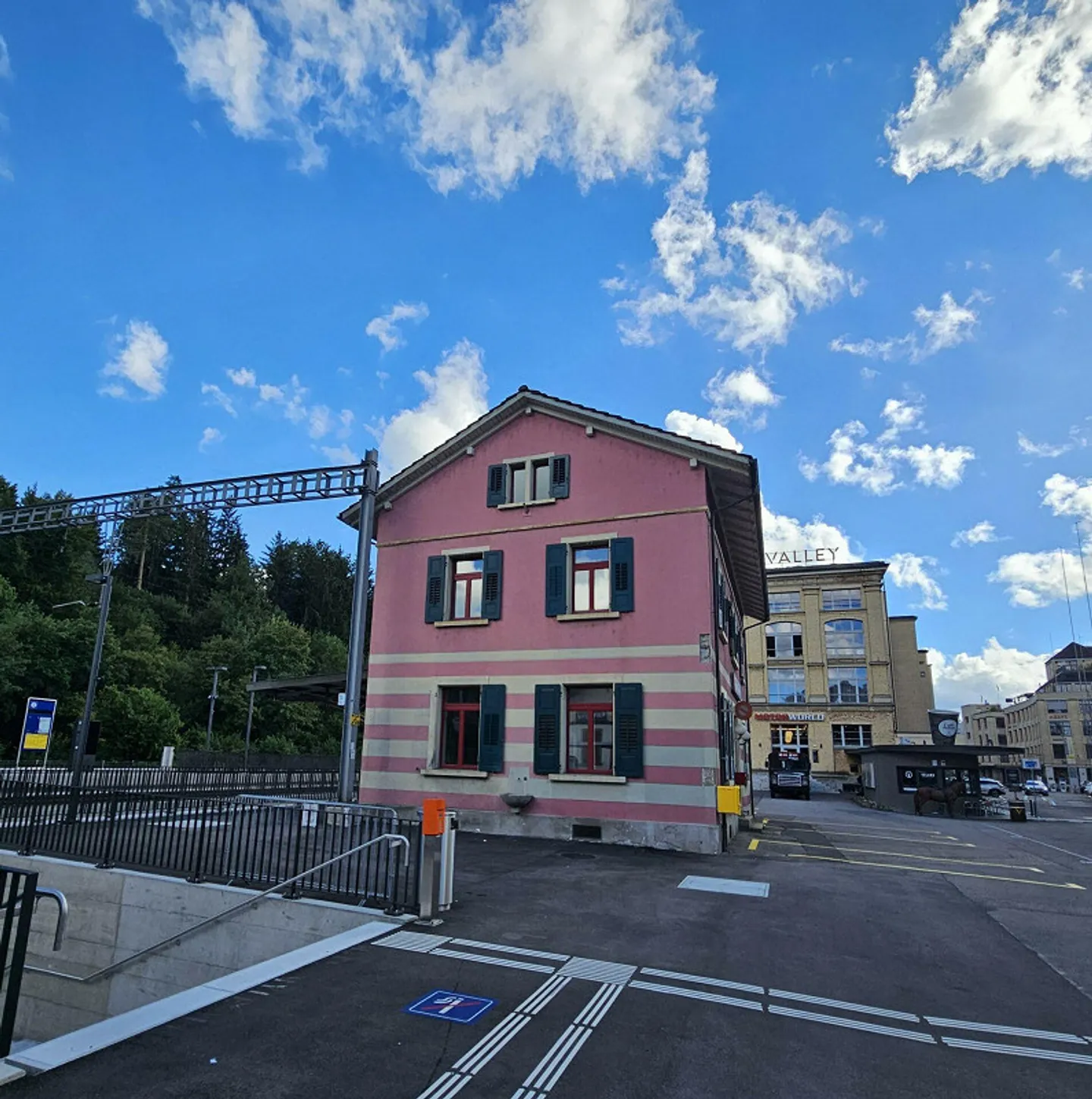 Interesting rental space at Kemptthal train station - Photo 3 of 3