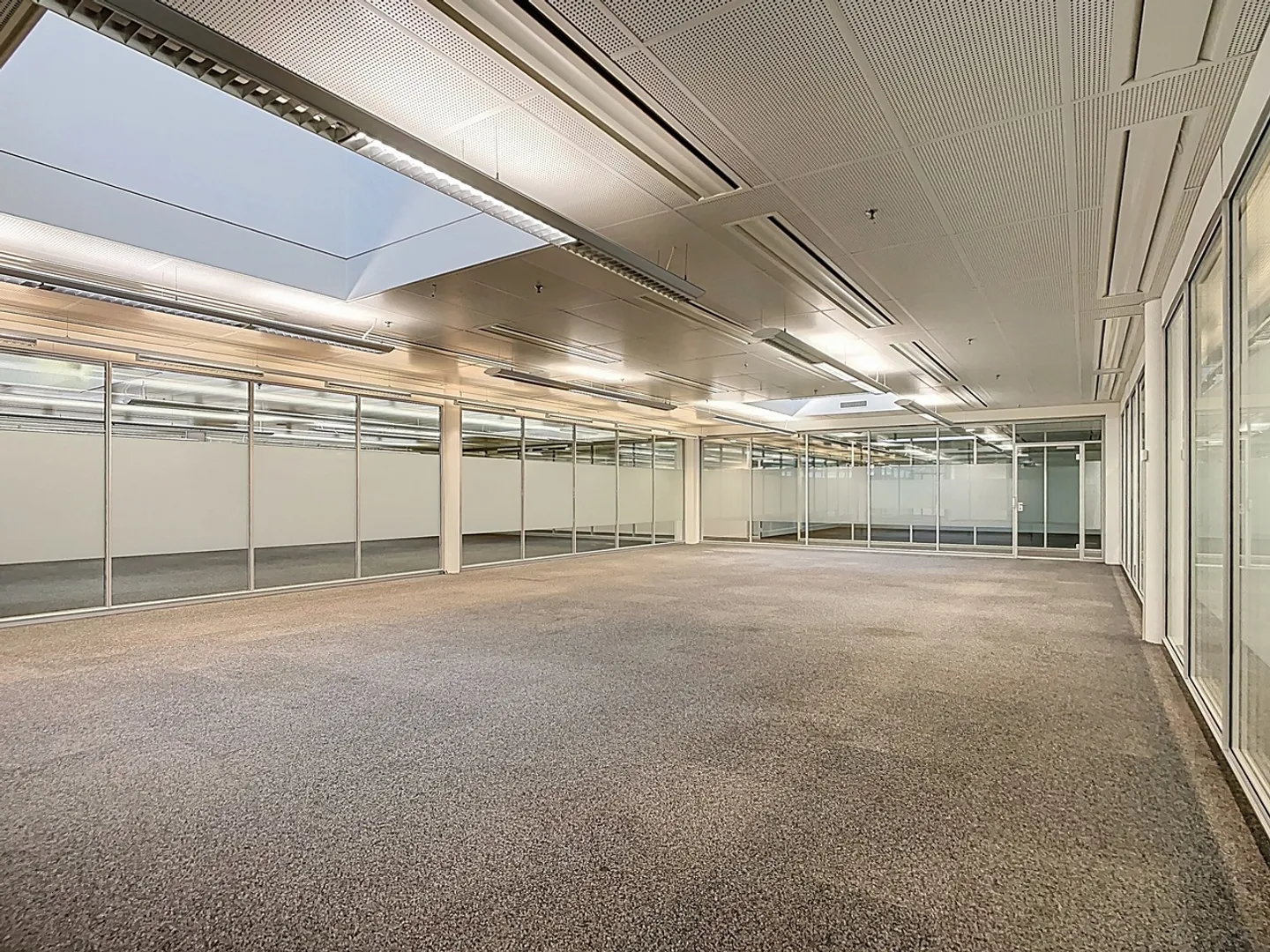 Commercial space of approx. 1450 m² on the ground floor - Photo 18 of 22