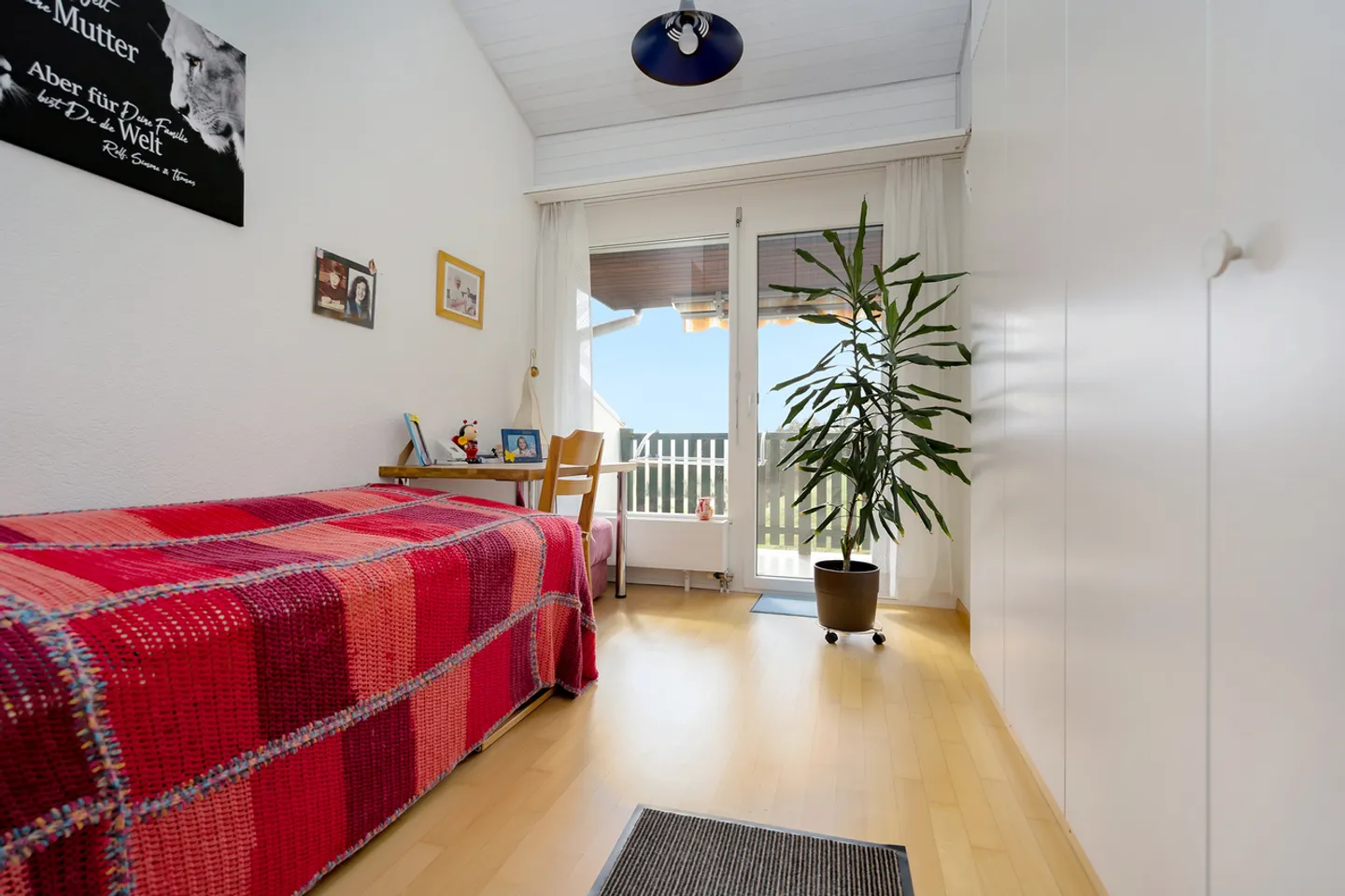 Well-maintained 5.5-room terraced house with garden and panoramic view - Photo 10 of 12