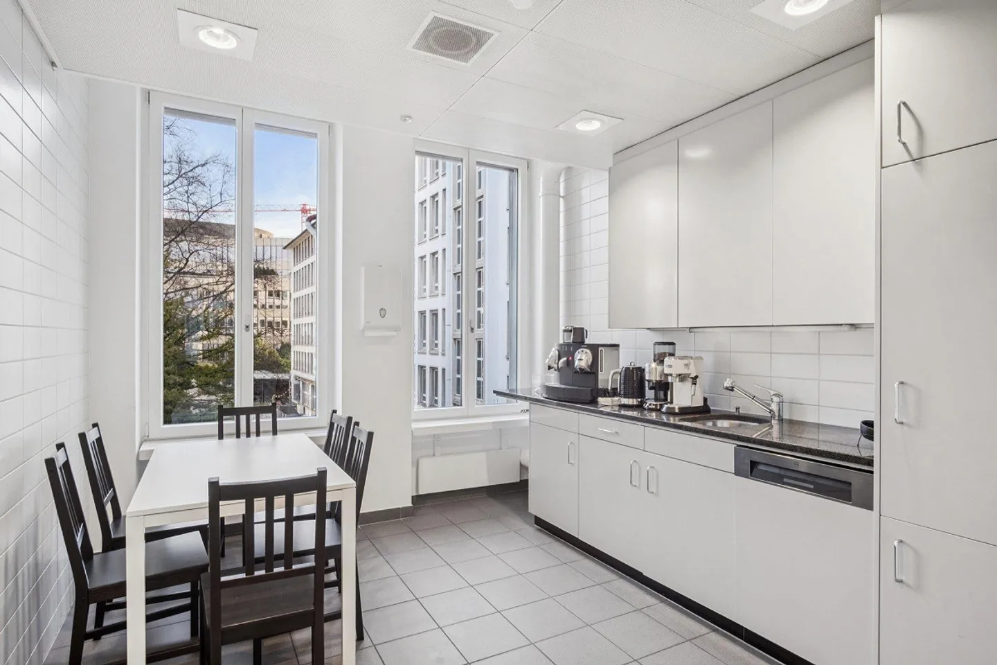 Bureaux prêts à emménager dans un emplacement privilégié - Photo 8 sur 12