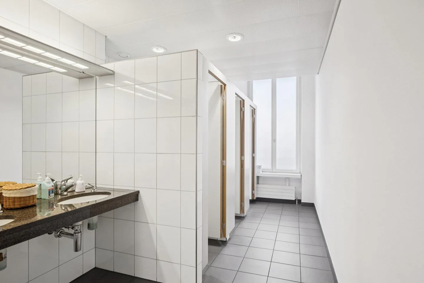 Bureaux prêts à emménager dans un emplacement privilégié - Photo 12 sur 12