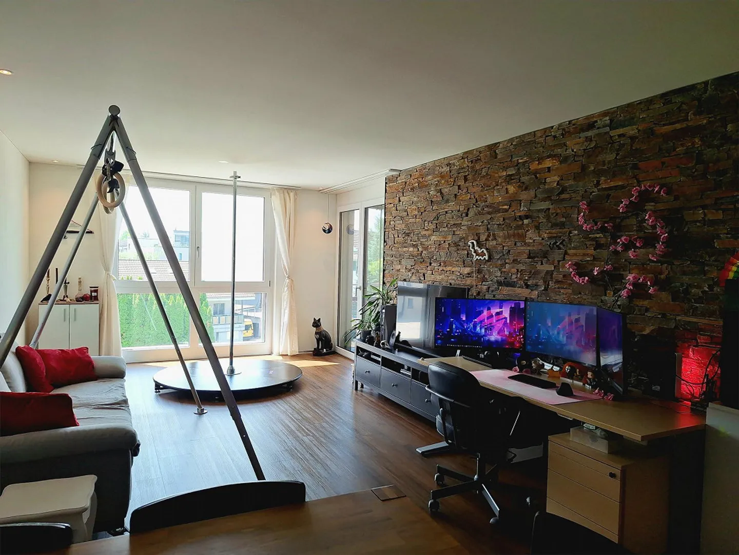 Modern and bright 2.5-room apartment in the heart of Triengen - Photo 3 of 12