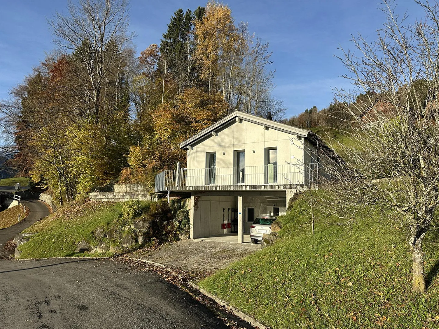 Charming single-family home at 920m above sea level with unobstructed views of the lake and mountains - Photo 1 of 8
