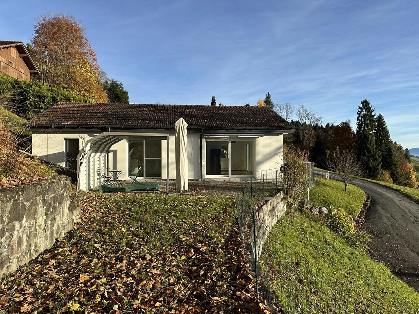 Charming single-family home at 920m above sea level with unobstructed views of the lake and mountains - Photo 2 of 8