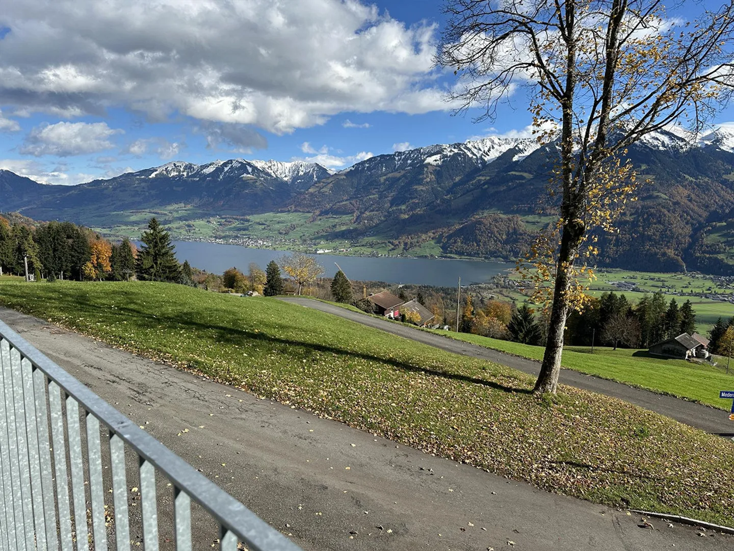 Charming single-family home at 920m above sea level with unobstructed views of the lake and mountains - Photo 3 of 8