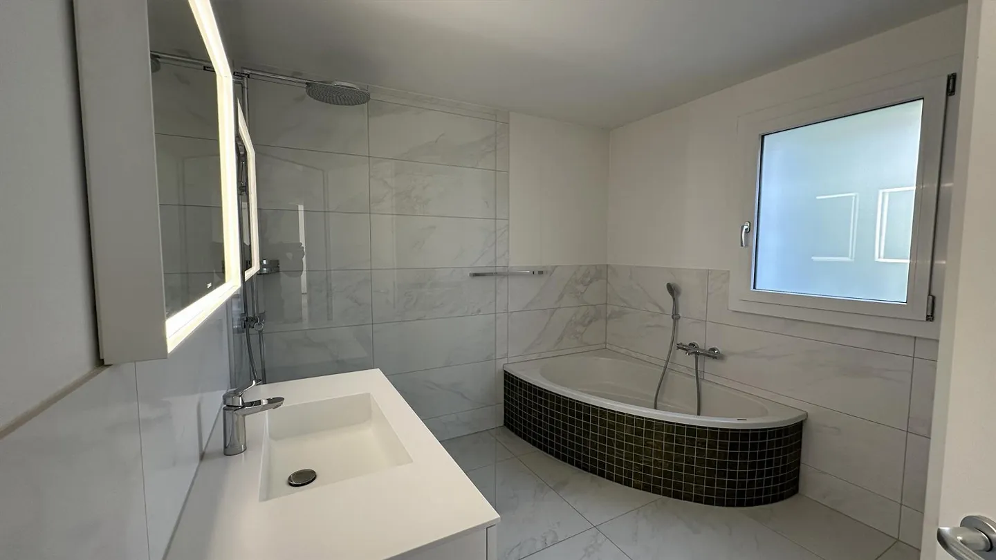 Charming single-family home at 920m above sea level with unobstructed views of the lake and mountains - Photo 6 of 8