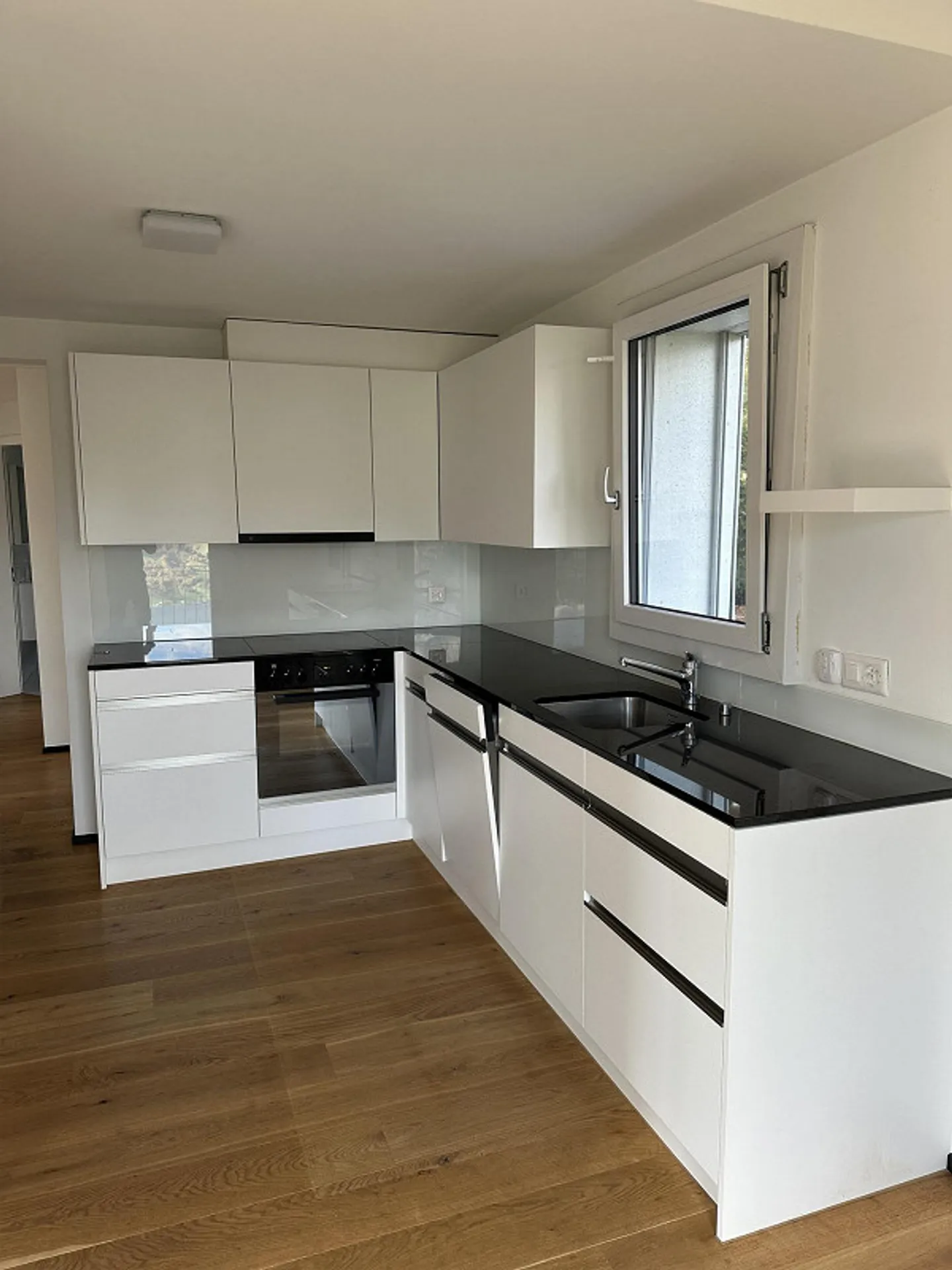 Charming single-family home at 920m above sea level with unobstructed views of the lake and mountains - Photo 5 of 8