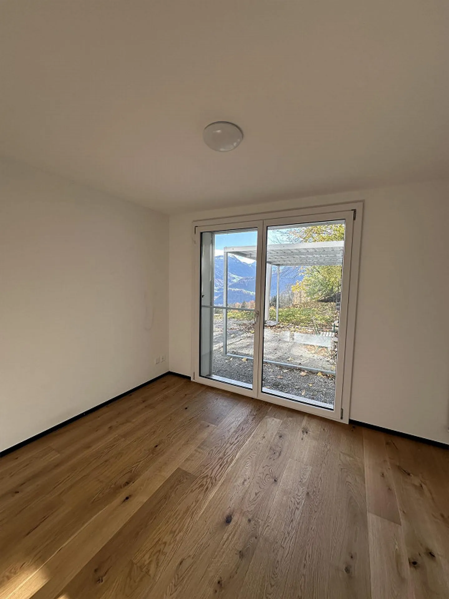 Charming single-family home at 920m above sea level with unobstructed views of the lake and mountains - Photo 7 of 8