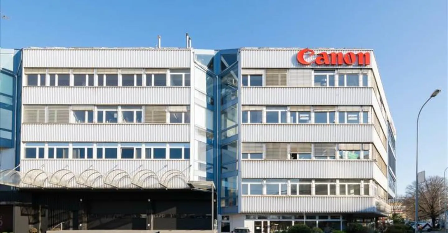 Mixed-use building for rent - Photo 2 of 7