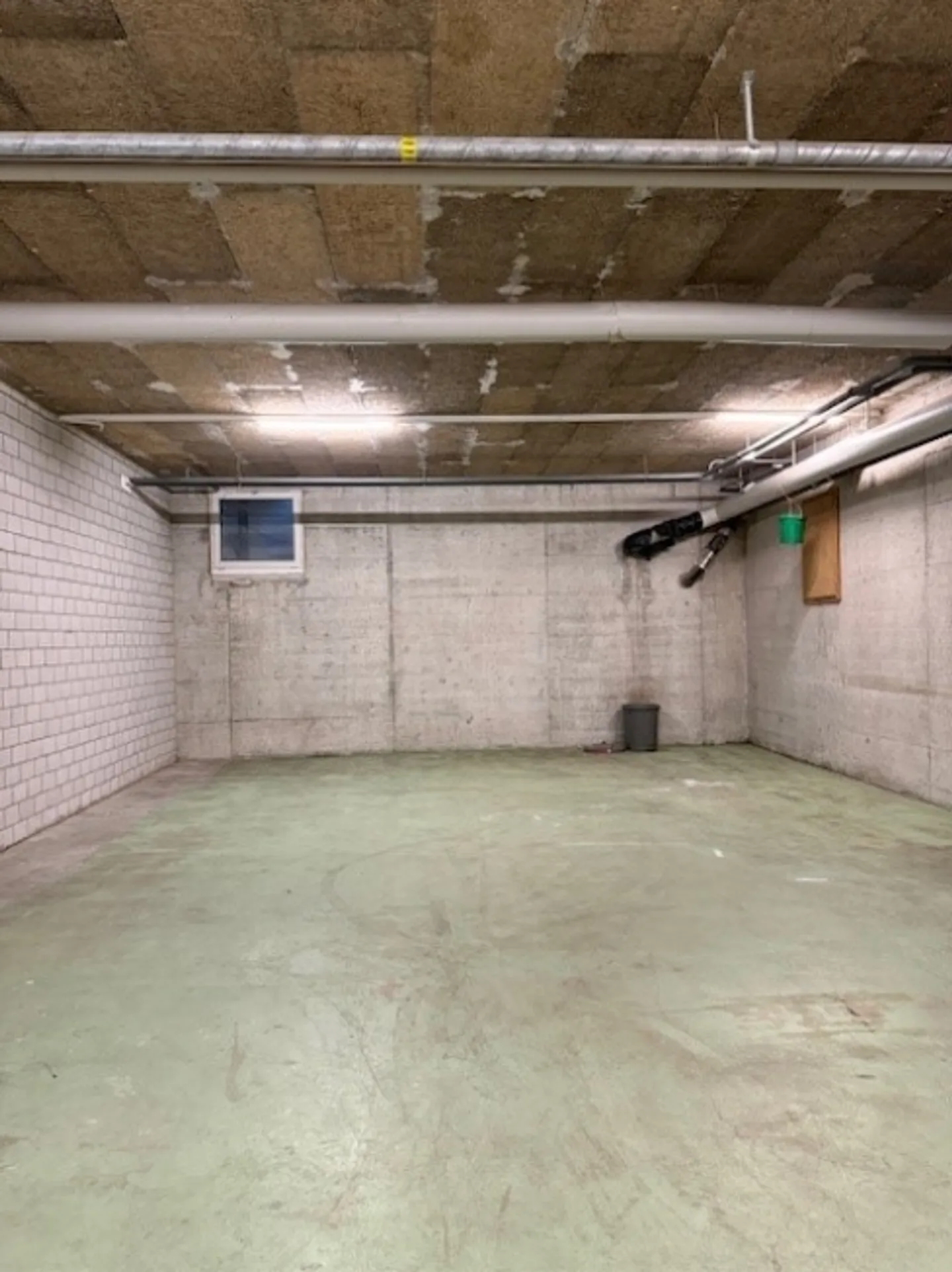 Spacious warehouse to rent - Photo 2 of 2