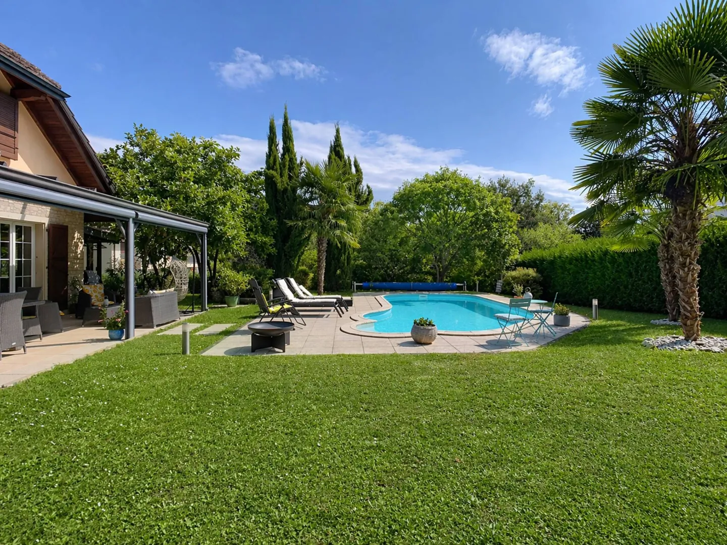 Individual villa with swimming pool in a calm and green environment - Photo 1 of 13
