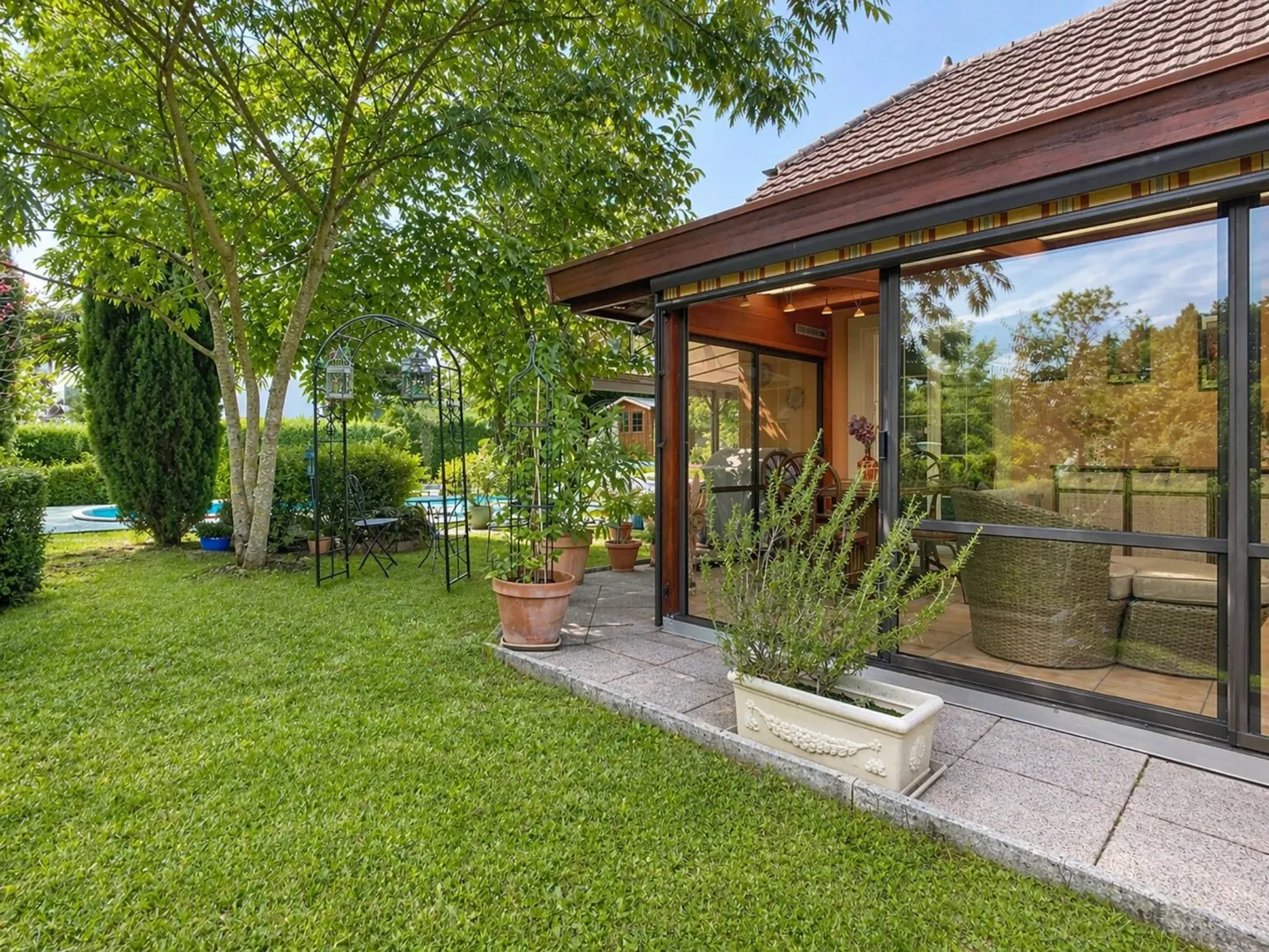 Individual villa with swimming pool in a calm and green environment - Photo 3 of 13