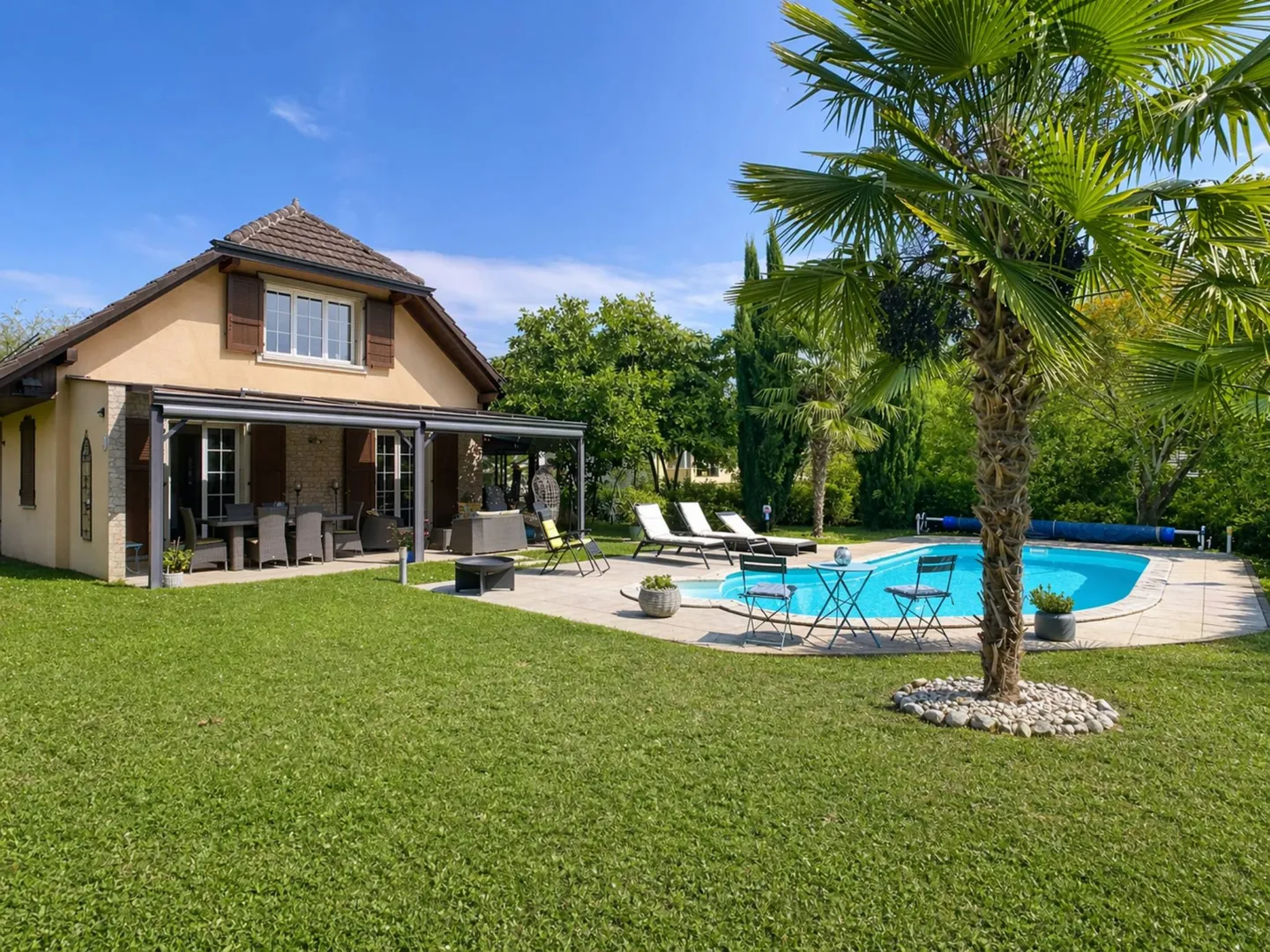 Individual villa with swimming pool in a calm and green environment - Photo 12 of 13