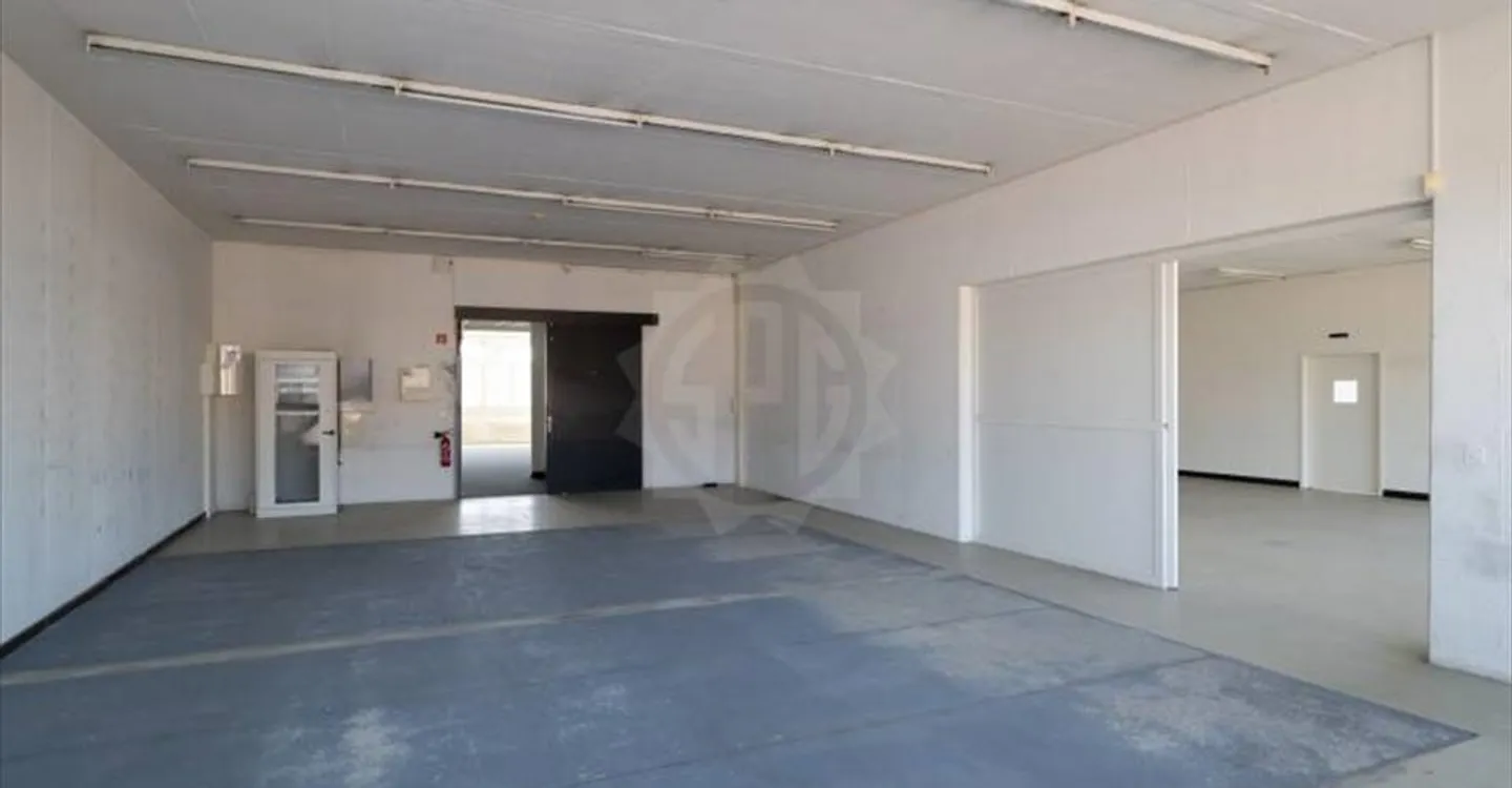 Mixed-use building for rent - Photo 4 of 7