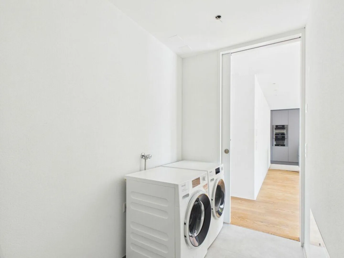 Maison moderne de 5,5 pièces avec terrasse, jardin et climatisation - Photo 6 sur 11
