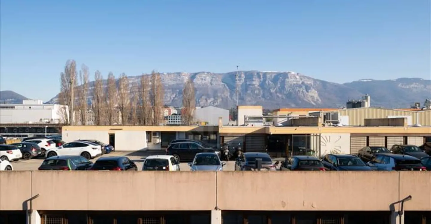 Mixed-use building for rent - Photo 5 of 7