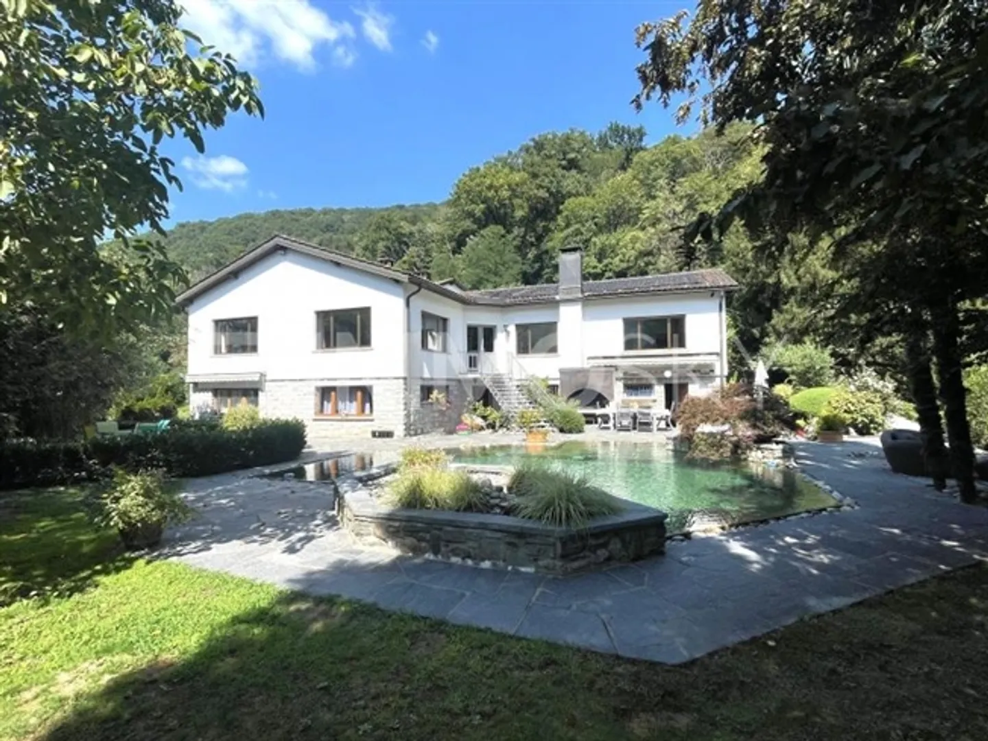 Geräumige Villa mit Pool - Foto 1 von 5