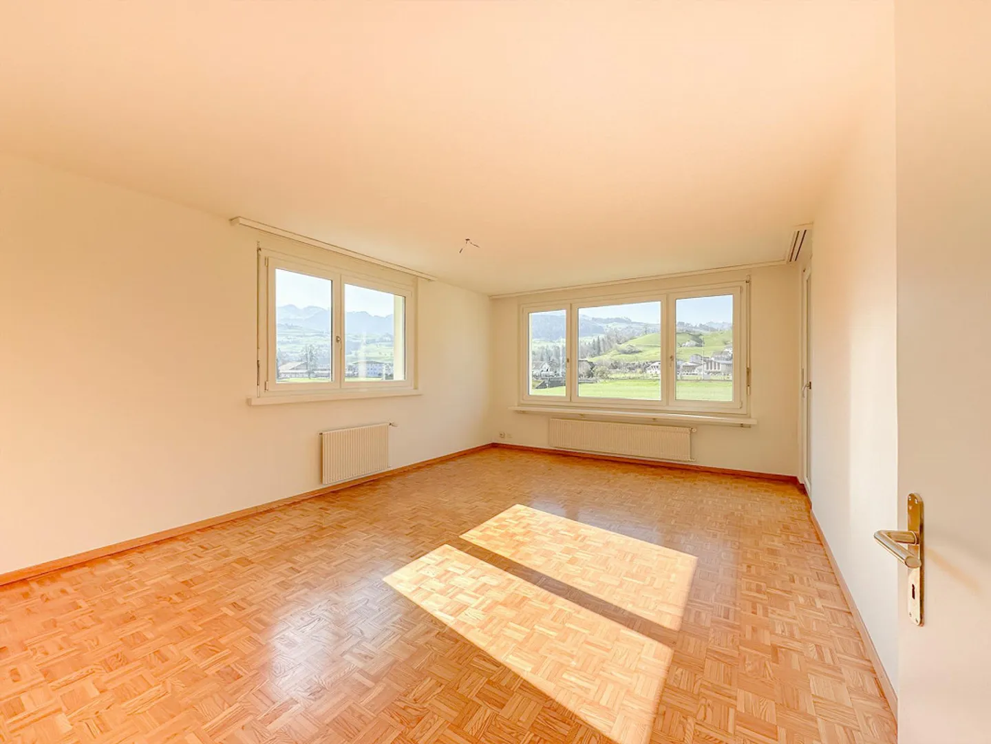 An ruhiger Lage, schöne, gemütliche 4 1/2-Zimmer Wohnung zu vermieten - Foto 3 von 13