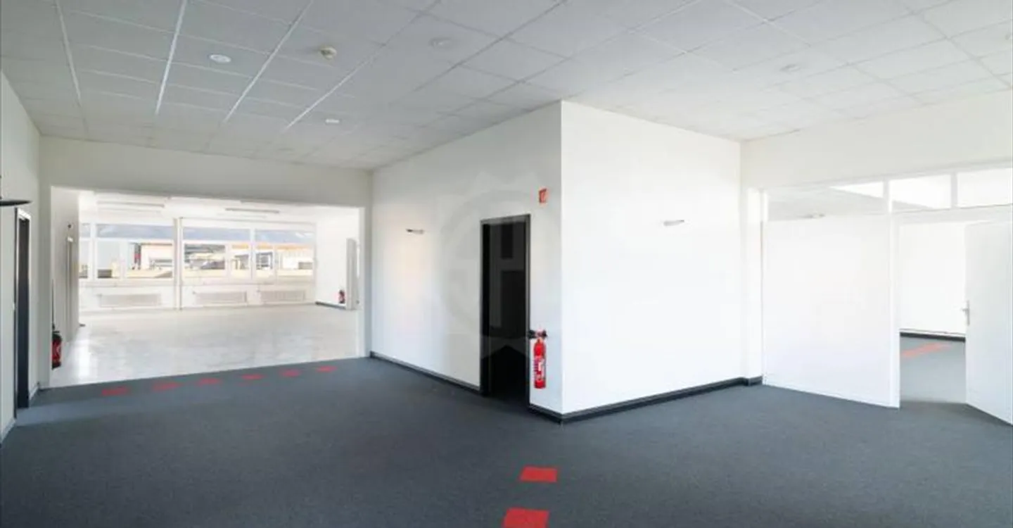 Mixed-use building for rent - Photo 6 of 7