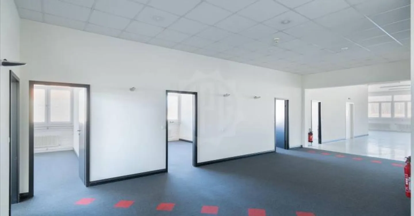 Mixed-use building for rent - Photo 7 of 7