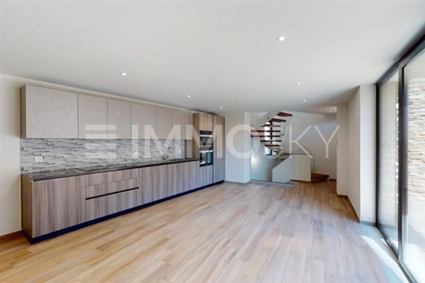 Maison moderne avec des matériaux de pointe et de nombreux détails uniques - Photo 2 sur 5