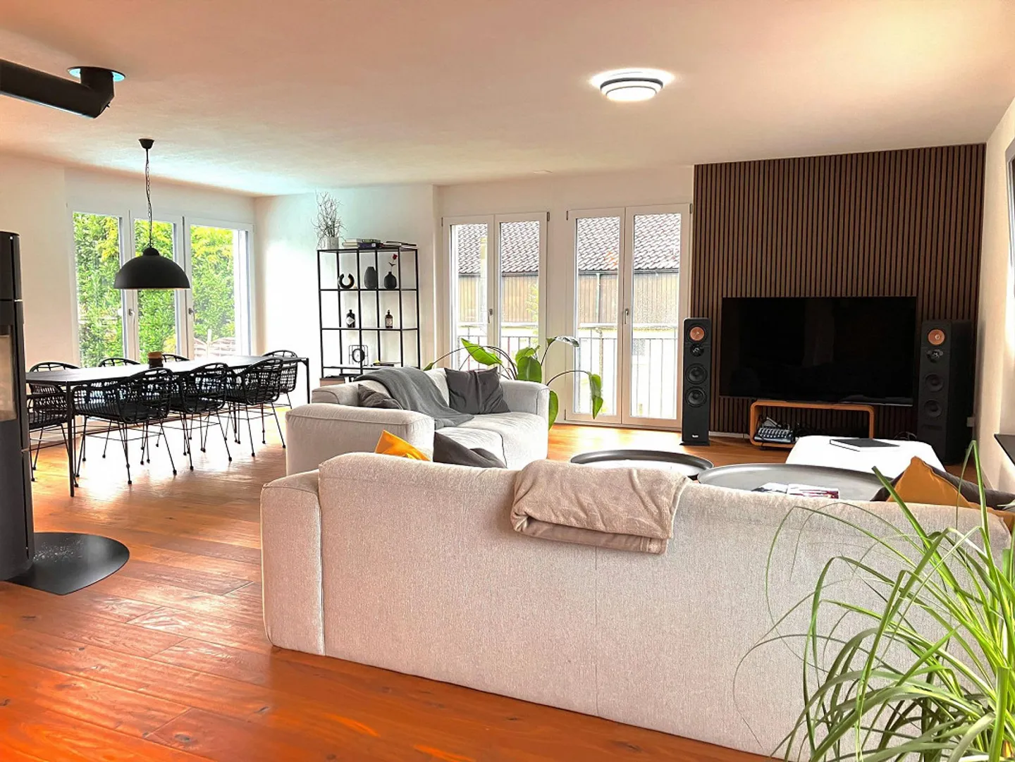 Modernes Eckhaus mit Pool - Foto 3 von 10