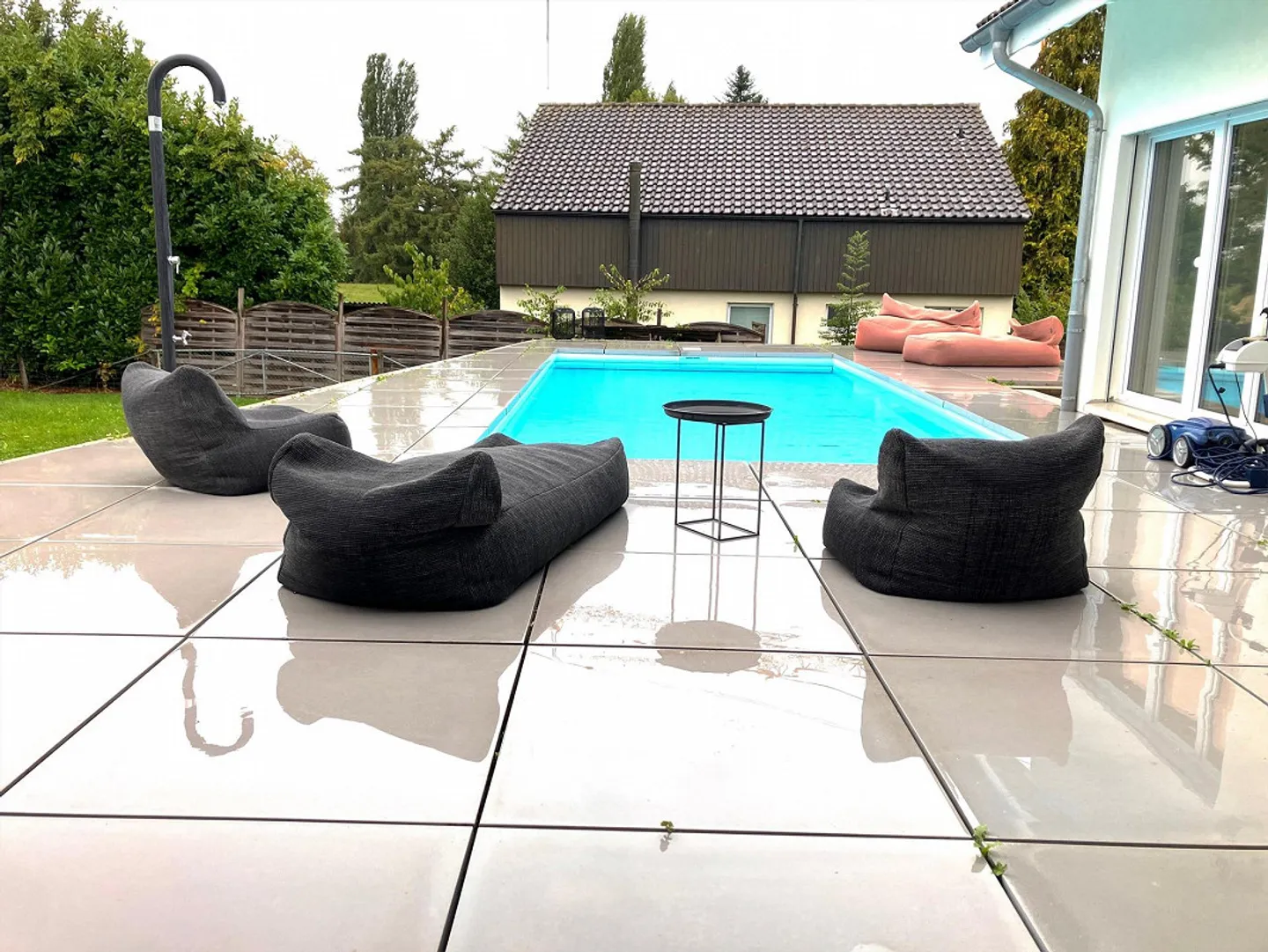 Modernes Eckhaus mit Pool - Foto 5 von 10