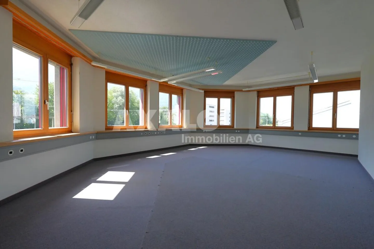 Helle Büro-/ Praxisfläche an gut erschlossener Lage in Sevelen - Foto 1 von 12
