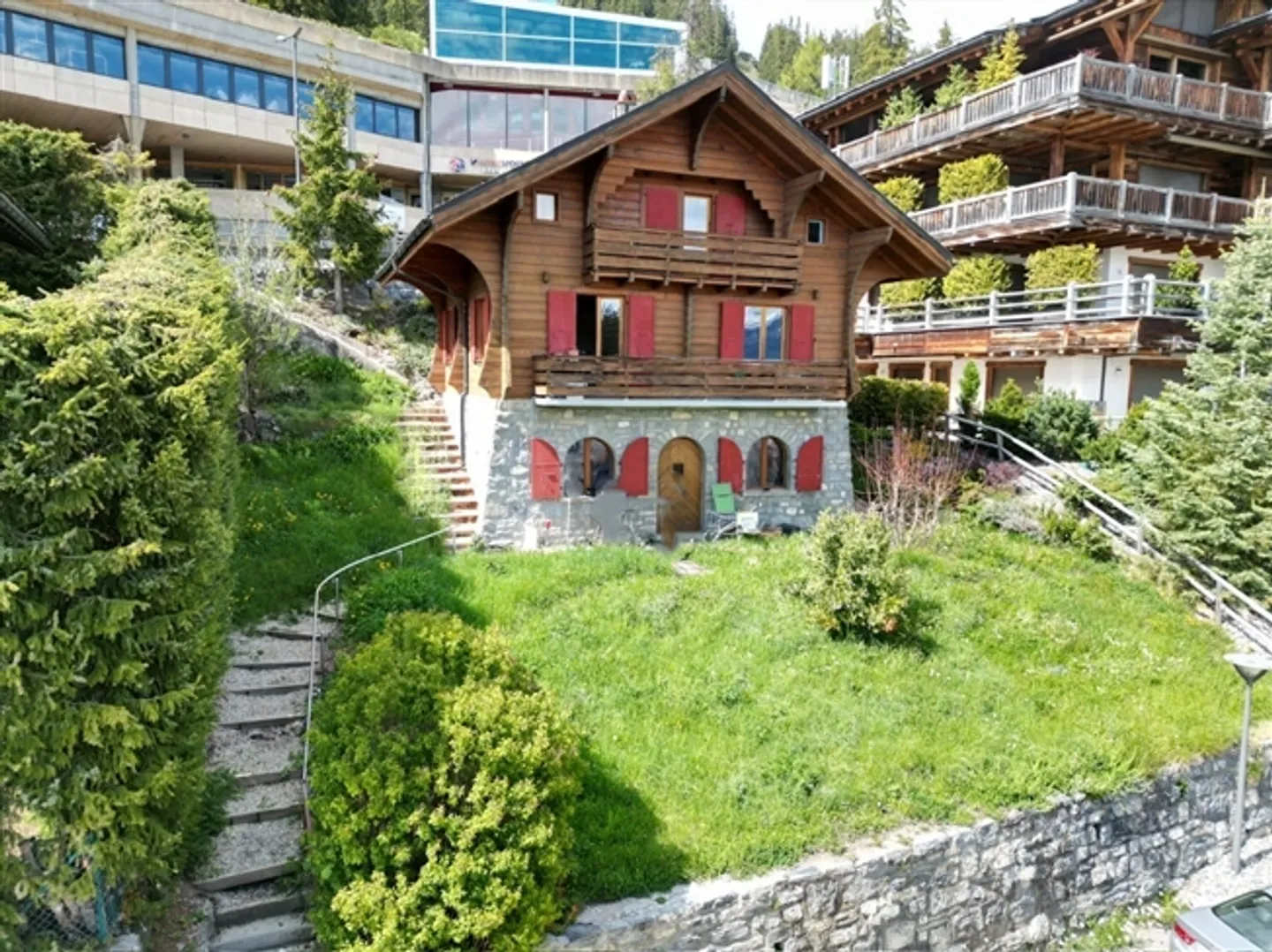 Chalet - 5.5 Stk. - Crans-Montana - For sale to foreigners - EXCLUSIVE AGENT - Photo 1 of 3
