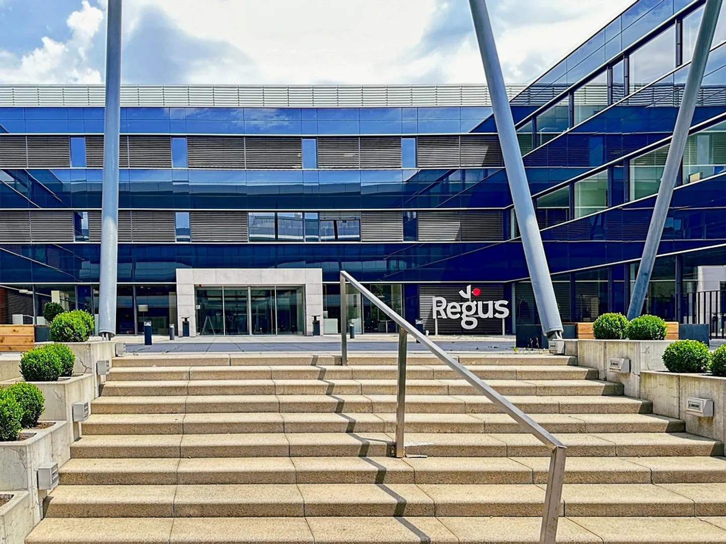 Access to all professional office spaces for 2 people in the Regus Business Park - Photo 1 of 10