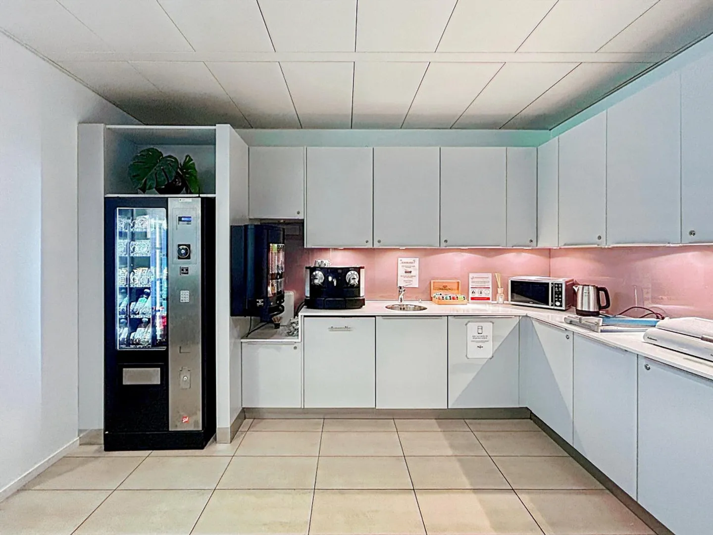 Access to all professional office spaces for 2 people in the Regus Business Park - Photo 10 of 10