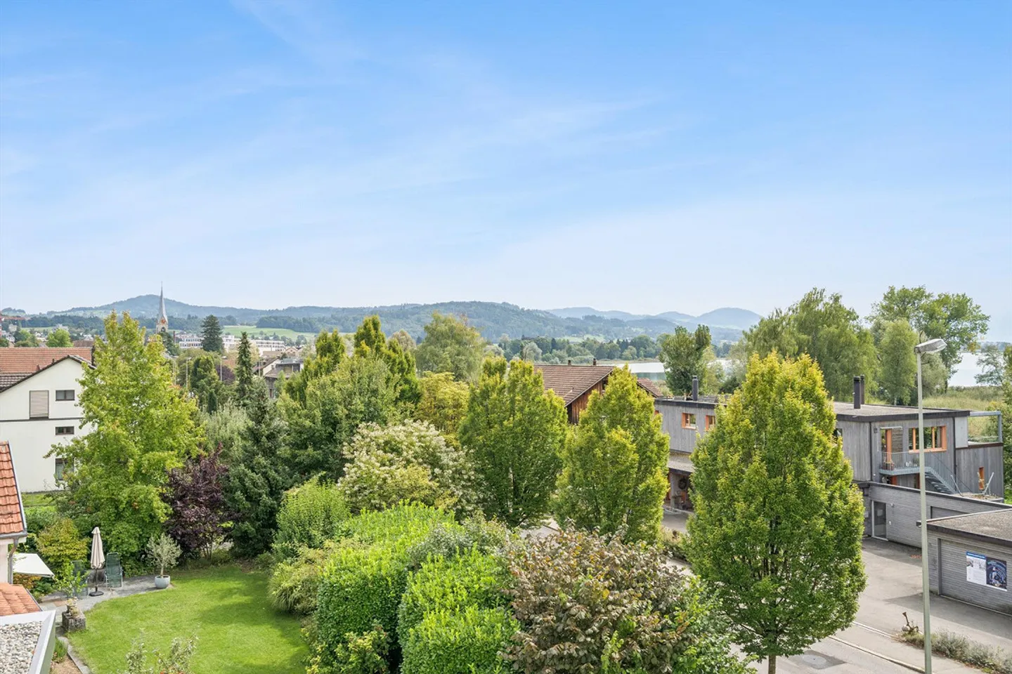 Grosszügige 5,5 Zi.- Attikawohnung mit 30m2 Terrasse in Seenähe ZH - Foto 1 von 18