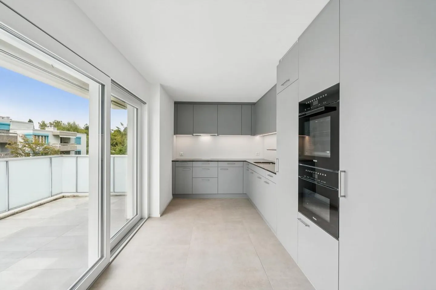 Grosszügige 5,5 Zi.- Attikawohnung mit 30m2 Terrasse in Seenähe ZH - Foto 7 von 18