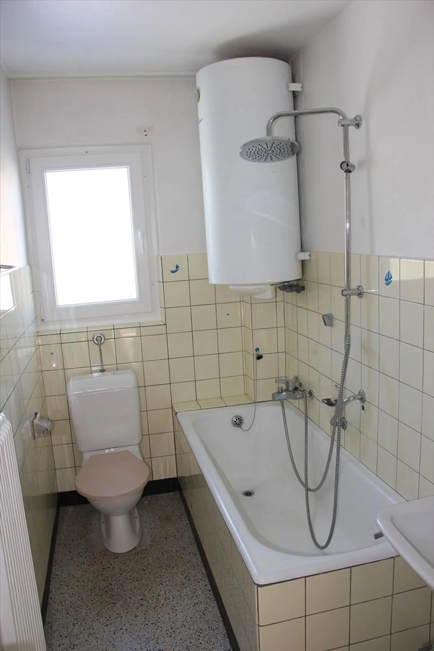 Idéalement situé dans les hauts du village, appartement de 4,5 pièces au 3ème étage - Photo 1 sur 7