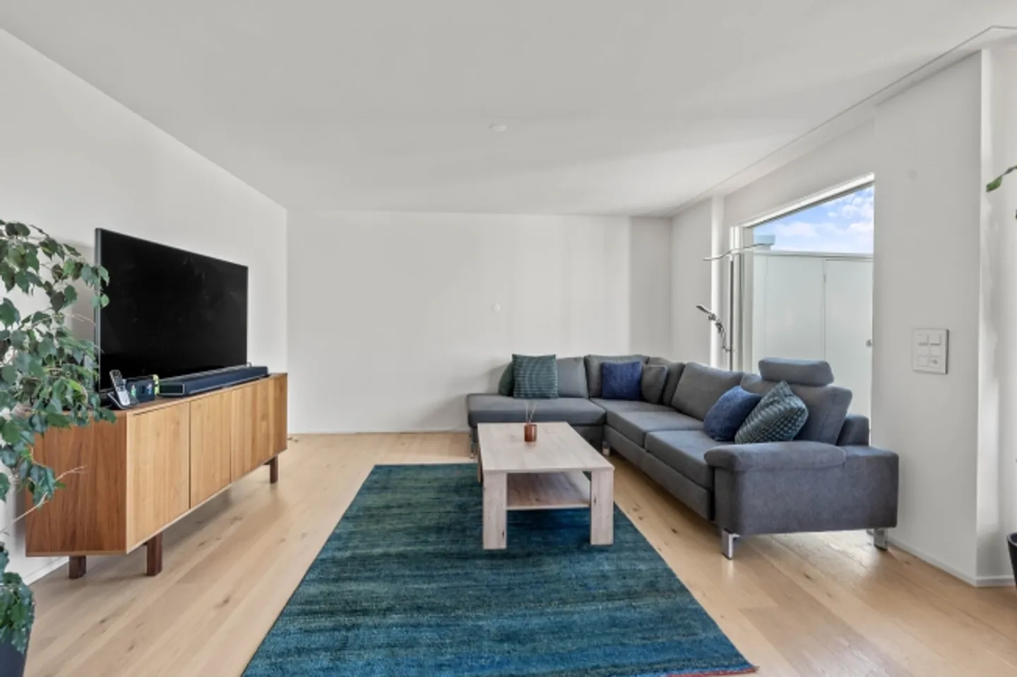 «MODERNE 4.5-ZIMMER-MINERGIE-WOHNUNG IN ADETSWIL MIT ALPENBLICK» - Foto 3 von 8