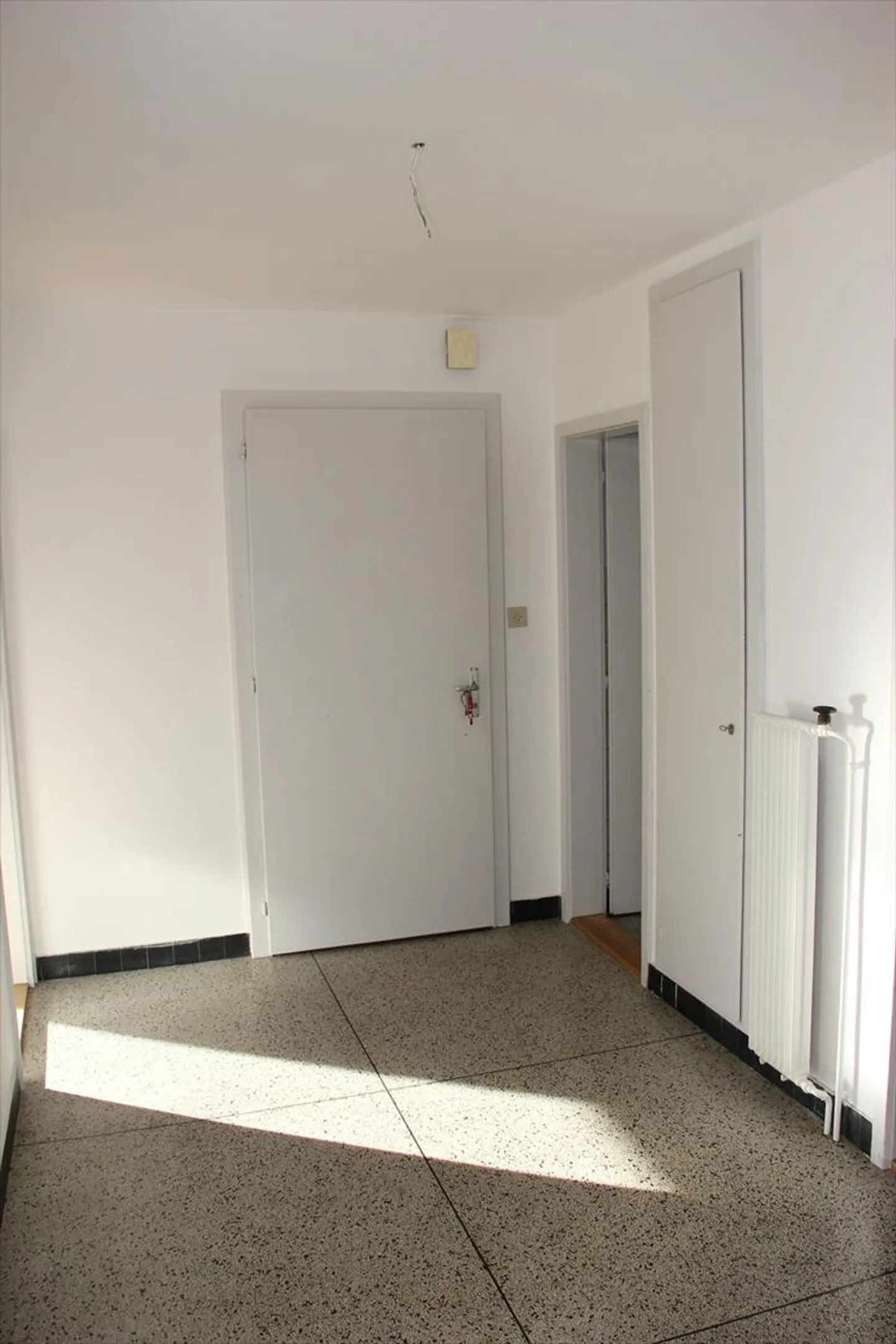 Idéalement situé dans les hauts du village, appartement de 4,5 pièces au 3ème étage - Photo 2 sur 7