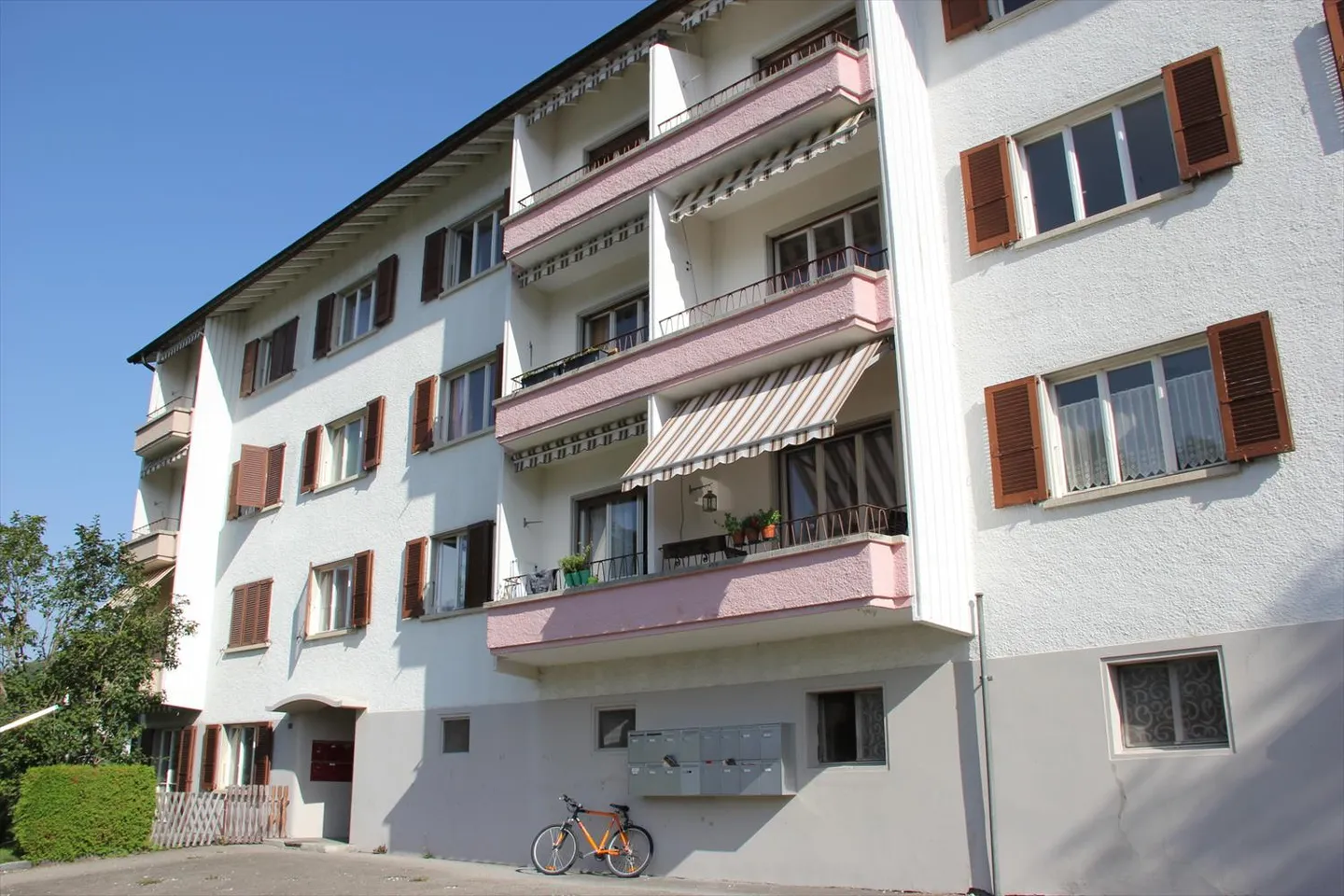 Idéalement situé dans les hauts du village, appartement de 4,5 pièces au 3ème étage - Photo 7 sur 7