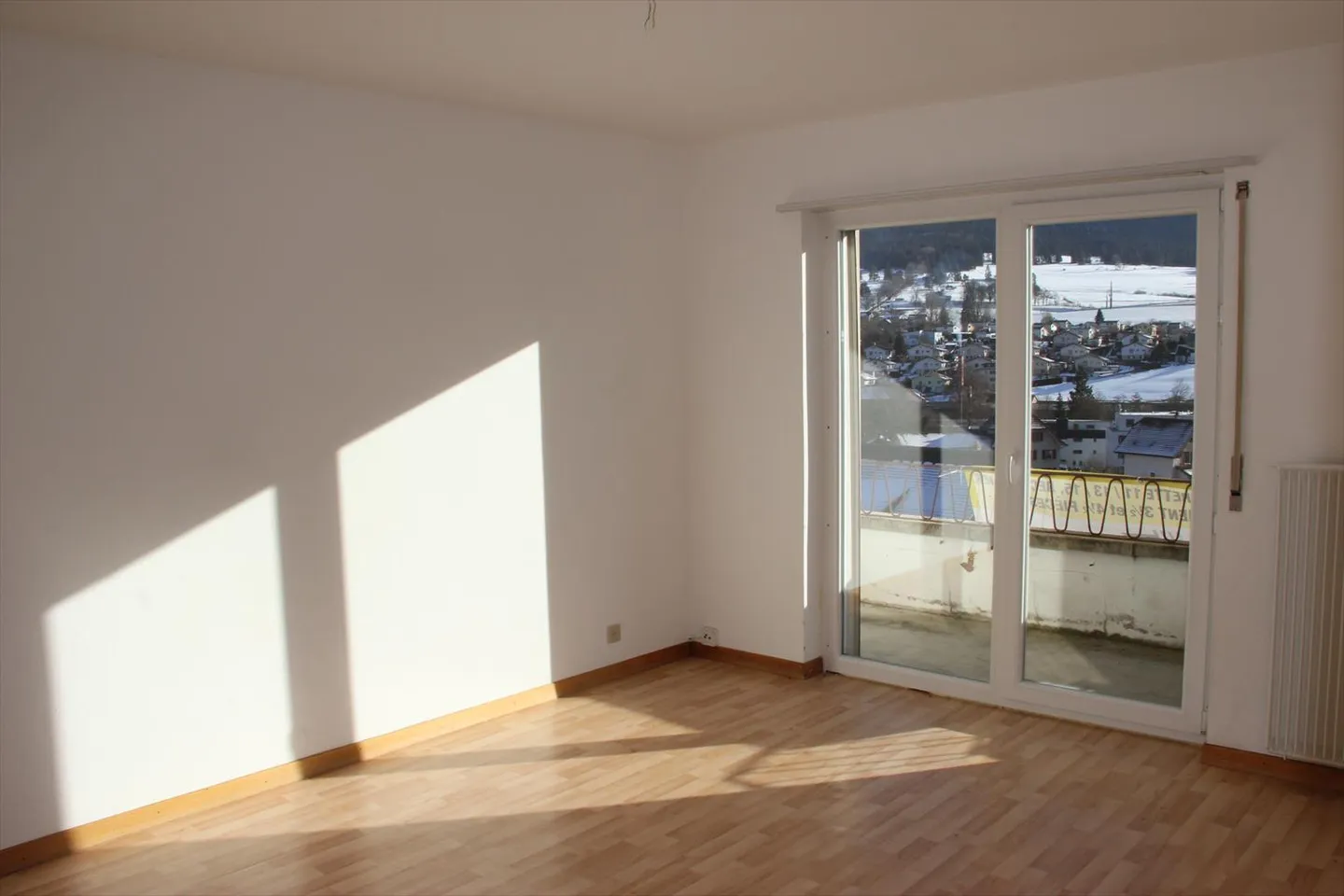 Idéalement situé dans les hauts du village, appartement de 4,5 pièces au 3ème étage - Photo 3 sur 7