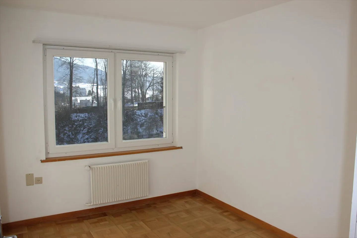 Idéalement situé dans les hauts du village, appartement de 4,5 pièces au 3ème étage - Photo 4 sur 7