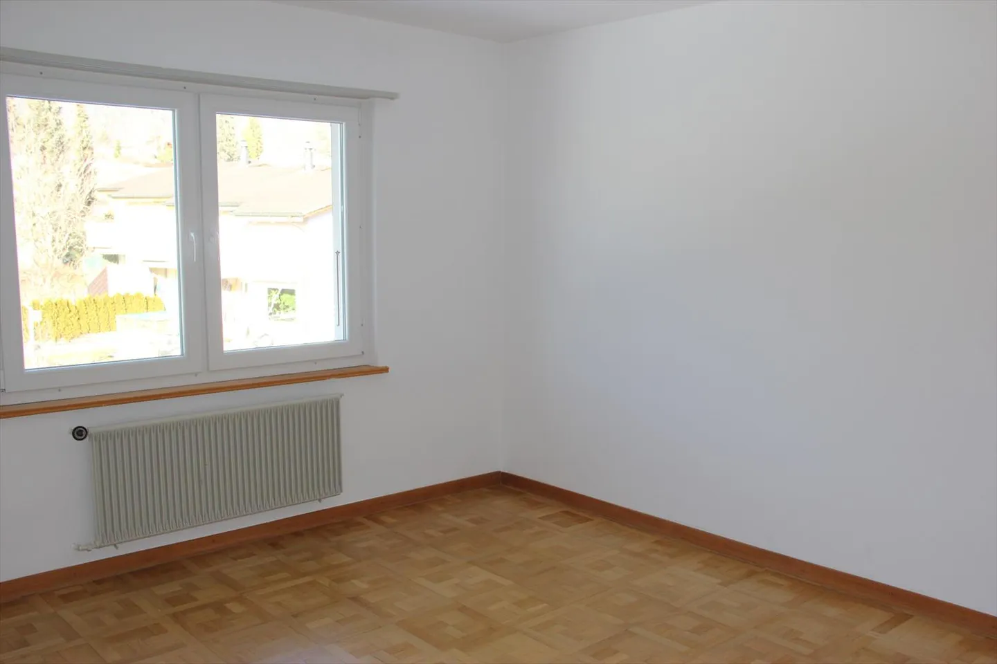 Idéalement situé dans les hauts du village, appartement de 4,5 pièces au 3ème étage - Photo 5 sur 7