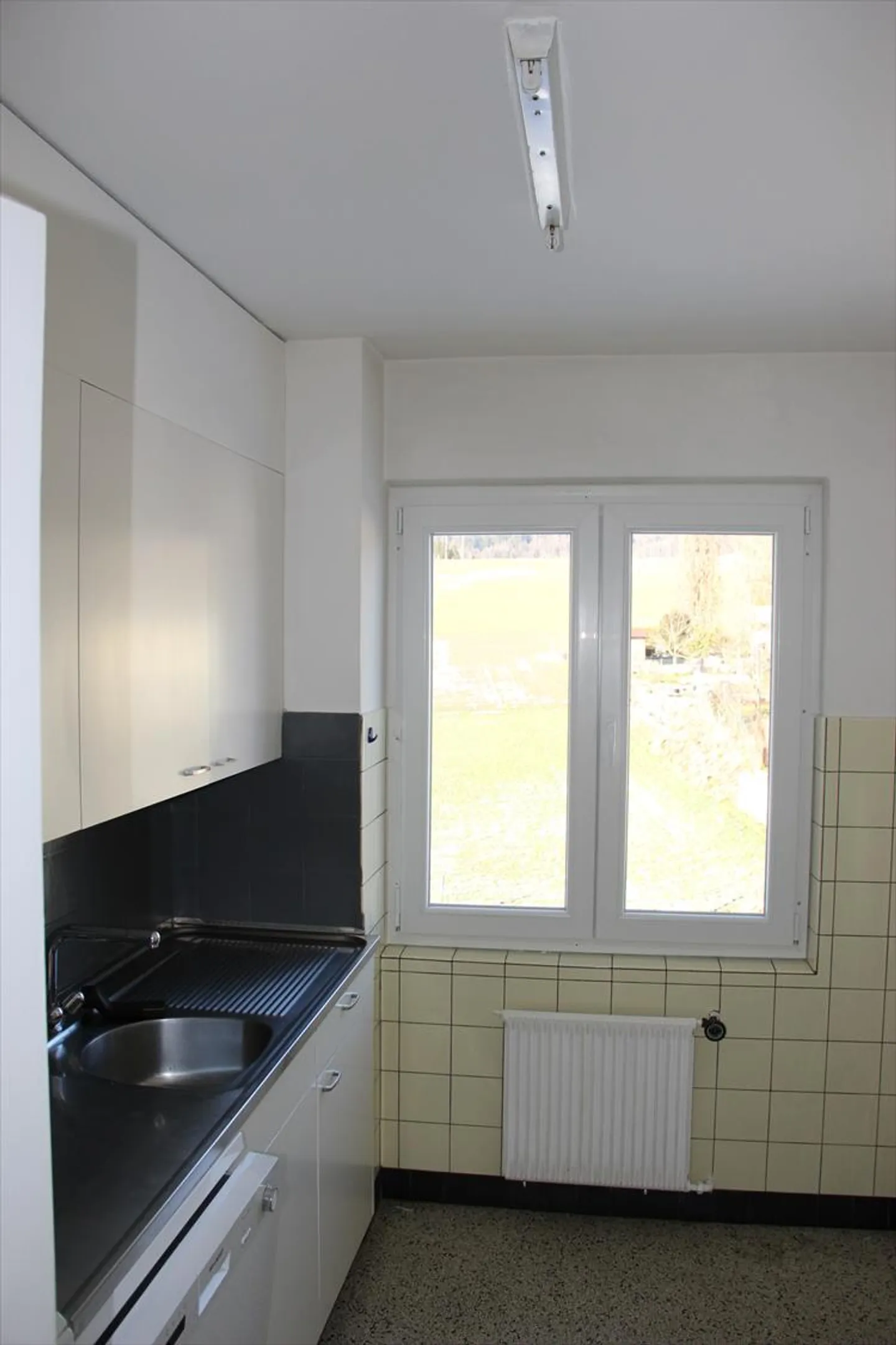 Idéalement situé dans les hauts du village, appartement de 4,5 pièces au 3ème étage - Photo 6 sur 7